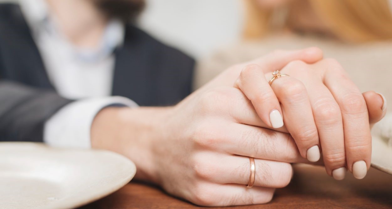 pareja con anillos de compromiso sencillos