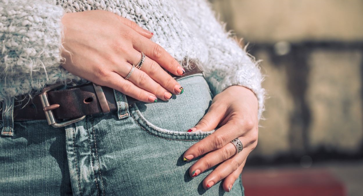 Mujer con anillos de plata en sus dedos